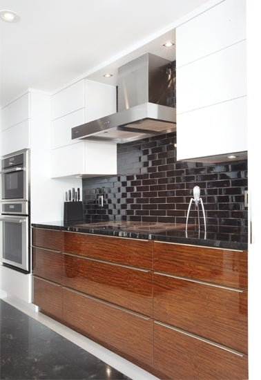 installation dosseret en céramique pour cuisine au goût du jour.