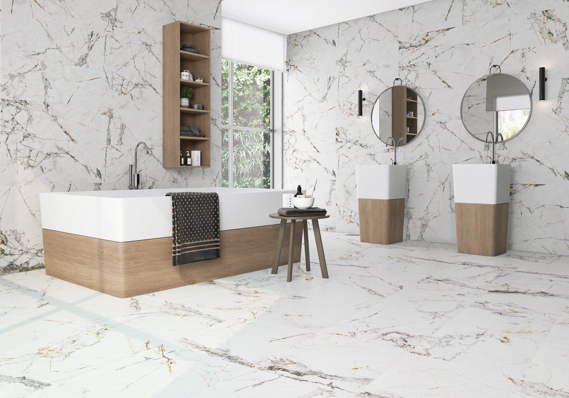 Salle de bain avec baignoire avec revêtement total en inspiration marbre