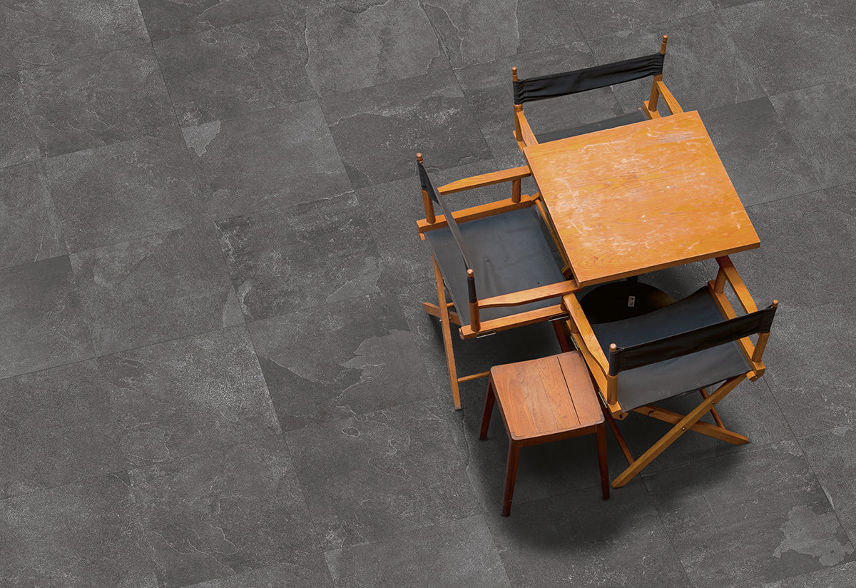 salle à manger sur un revêtement de céramique inspiration béton modèle loop.