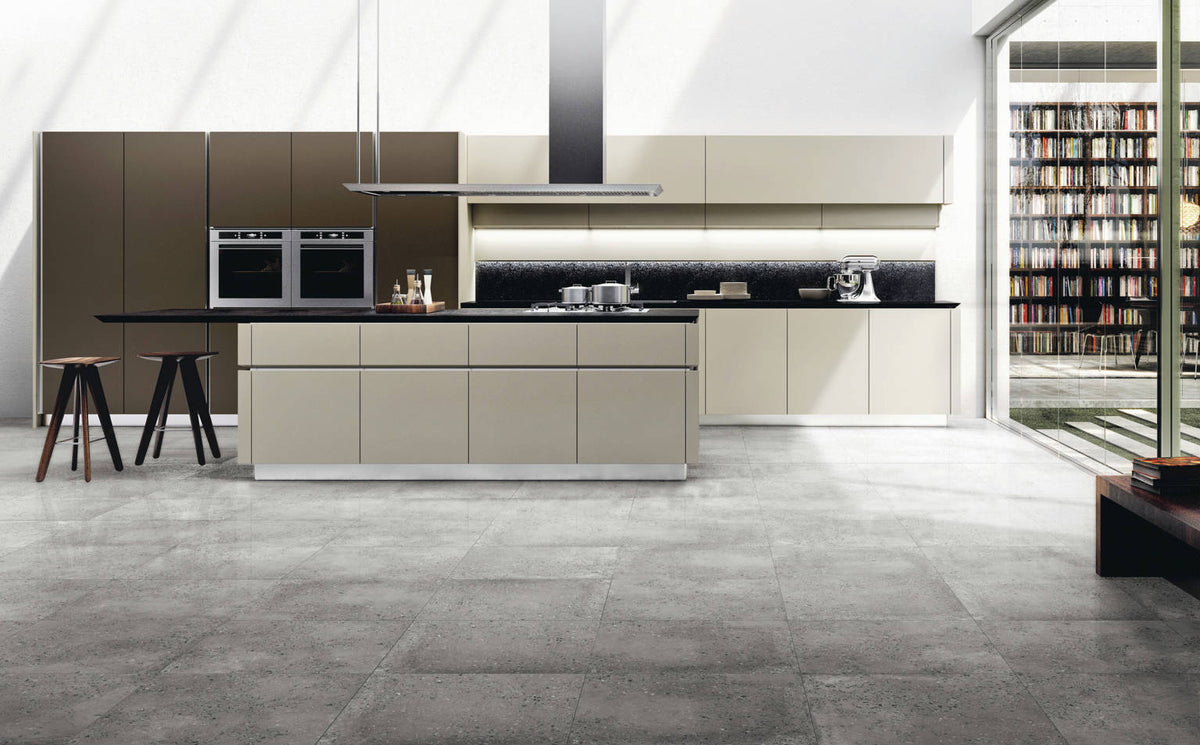 cuisine au goût du jour avec revêtement en céramique inspiration béton.