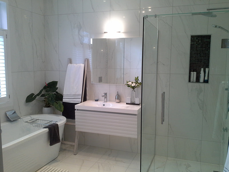 Installer des carreaux grands formats au mur : quelques astuces