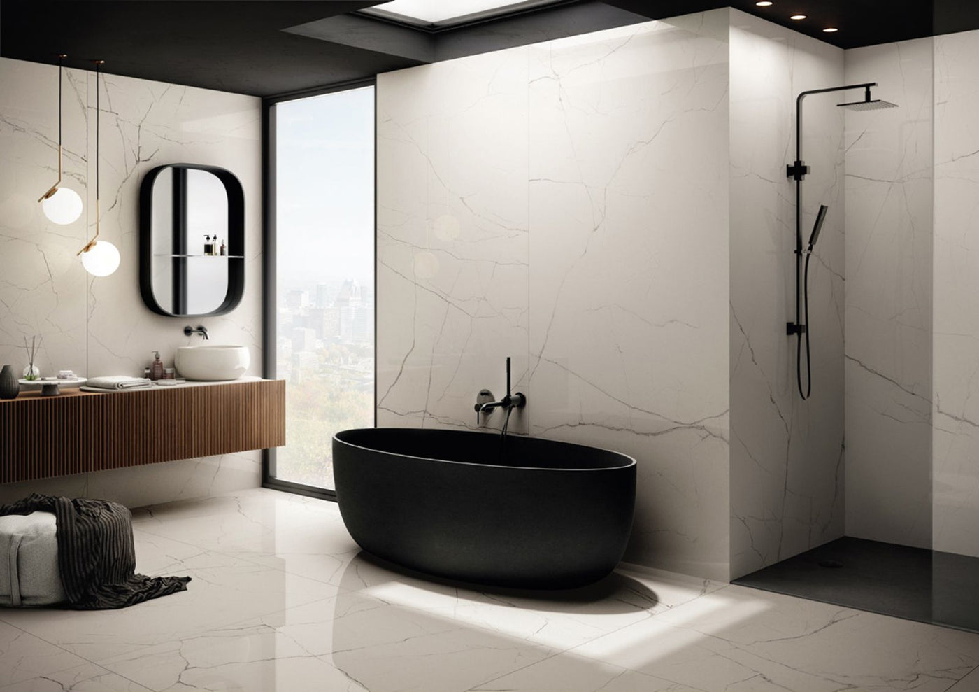salle de bain moderne avec un revêtement total inspiration marbre.