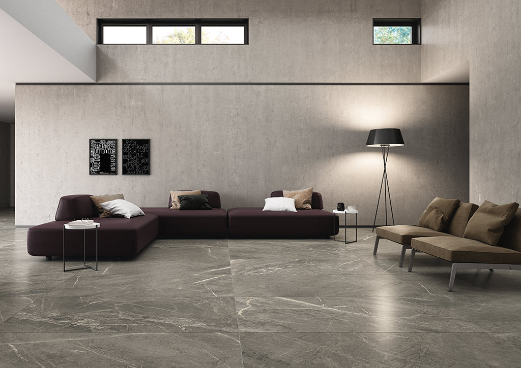 Salon moderne avec un revêtement de céramique inspiration marbre.