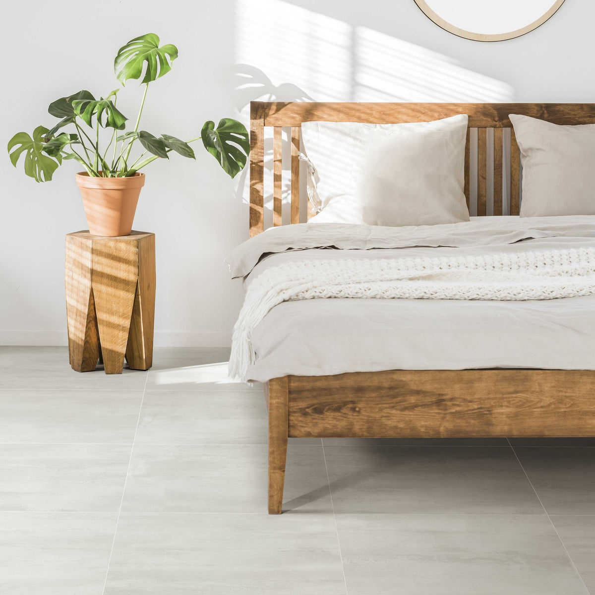 chambre à coucher avec un plancher en céramique inspiration béton modèle lux.